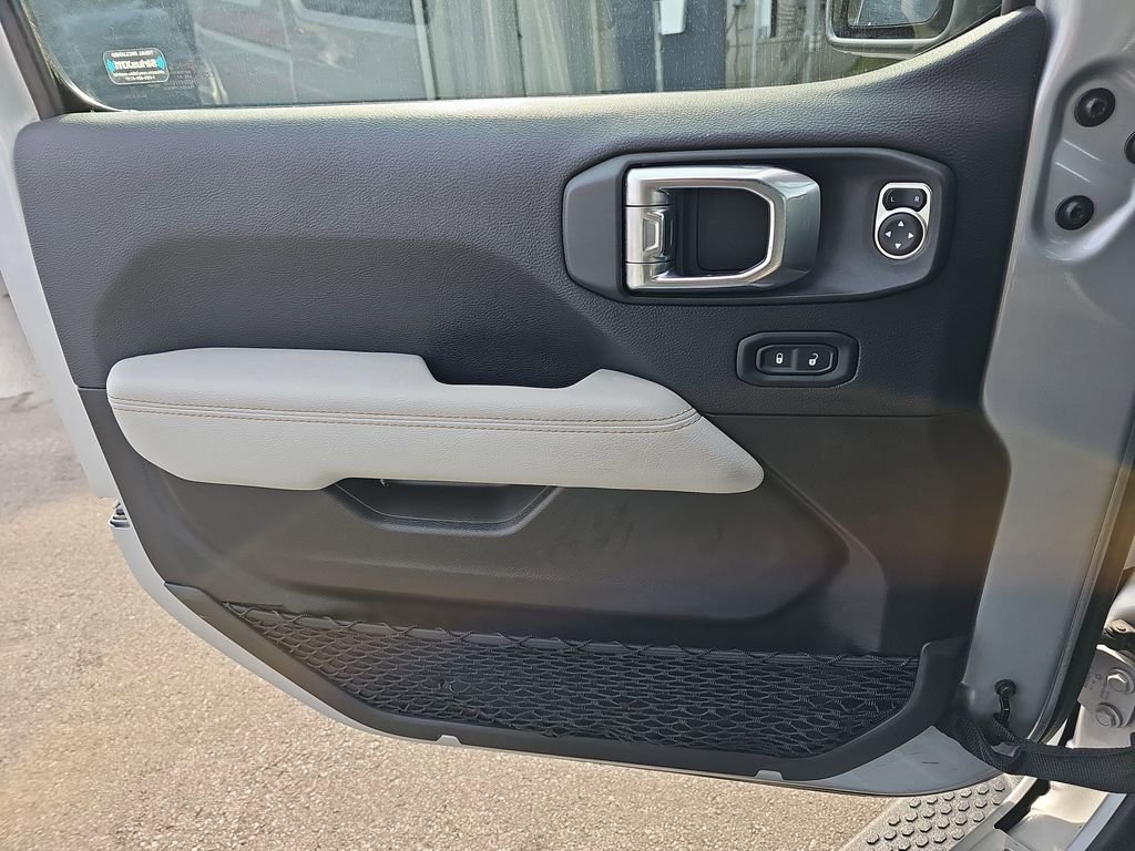 Used 2022 Jeep Wrangler Unlimited Sahara image 32