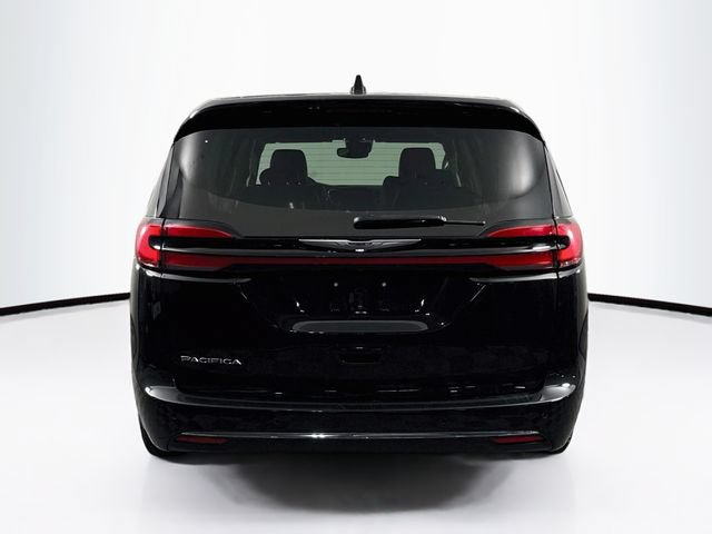 Used 2023 Chrysler Pacifica Touring-L FWD image 7