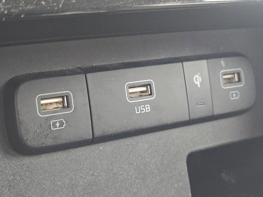 Used 2024 Kia Carnival FWD image 29