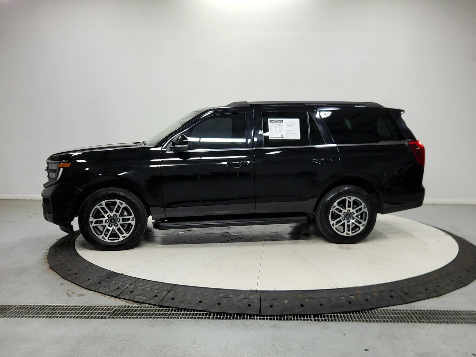 Used 2025 Ford Expedition Active AWD/4WD image 5