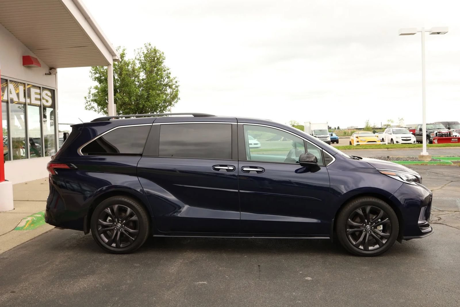 Used 2024 Toyota Sienna XSE w/ XSE Plus Package FWD image 4