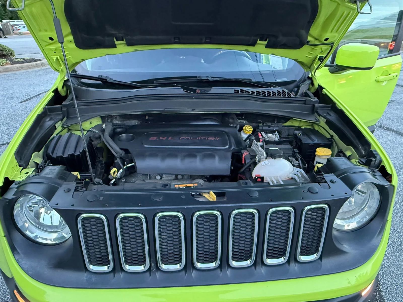 Used 2018 Jeep Renegade Latitude w/ Cold Weather Group FWD image 9