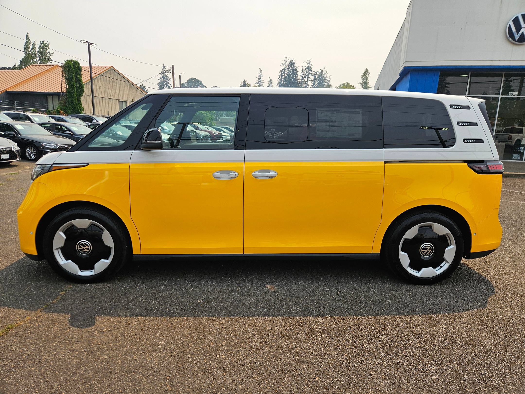New 2025 Volkswagen ID. Buzz Pro S RWD image 2