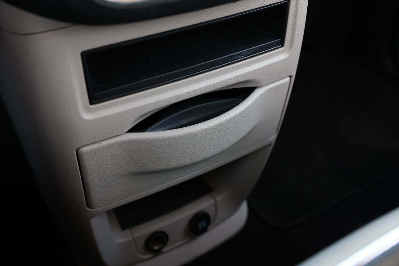 Used 2014 Chrysler Town & Country Touring FWD image 33