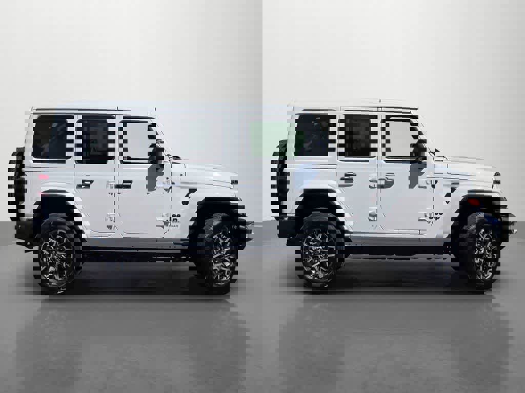 Used 2025 Jeep Wrangler Sahara image 7