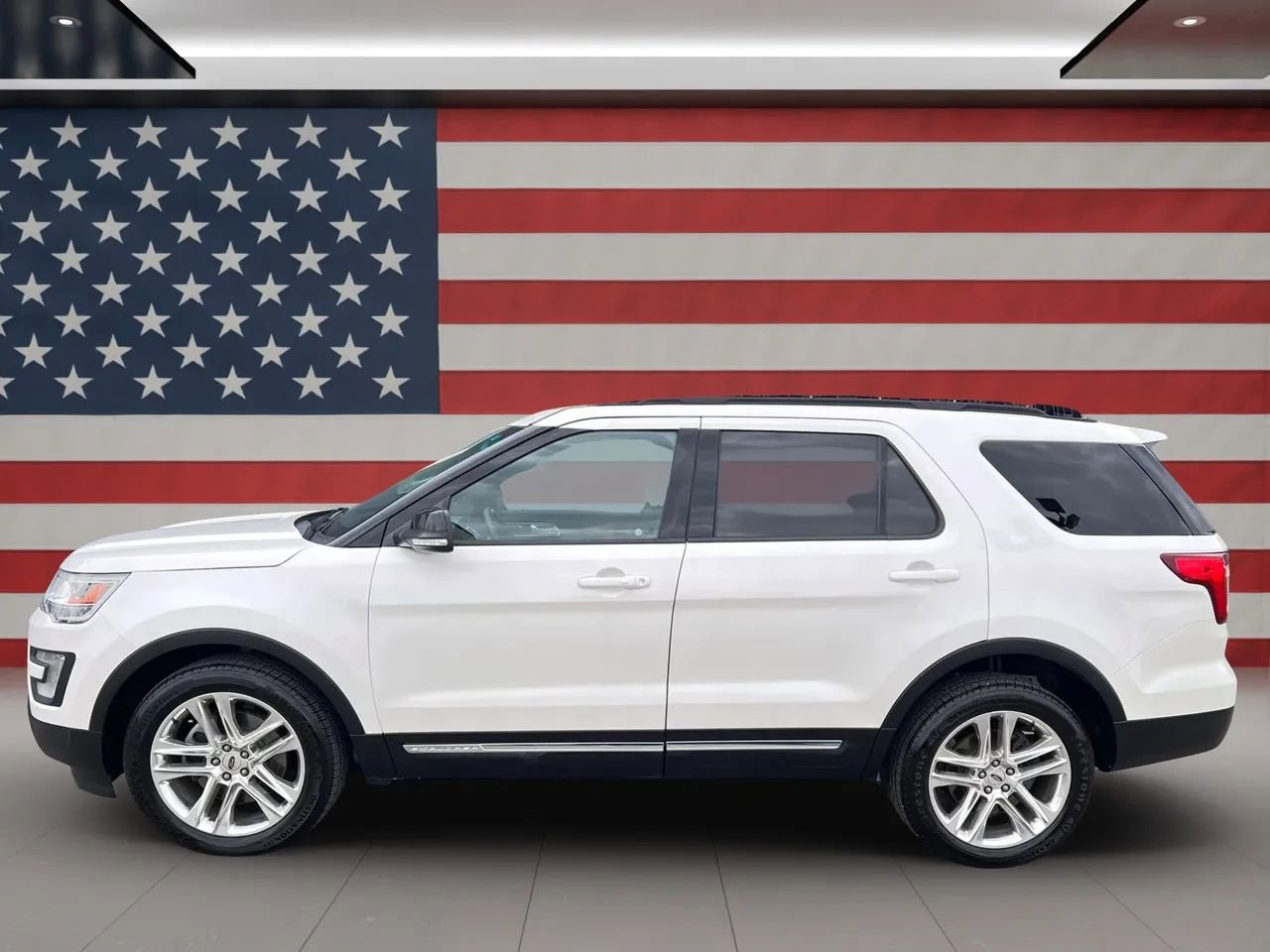 Used 2017 Ford Explorer XLT w/ Equipment Group 202A image 2