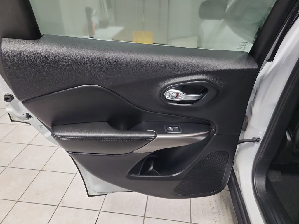 Used 2019 Jeep Cherokee Limited image 28