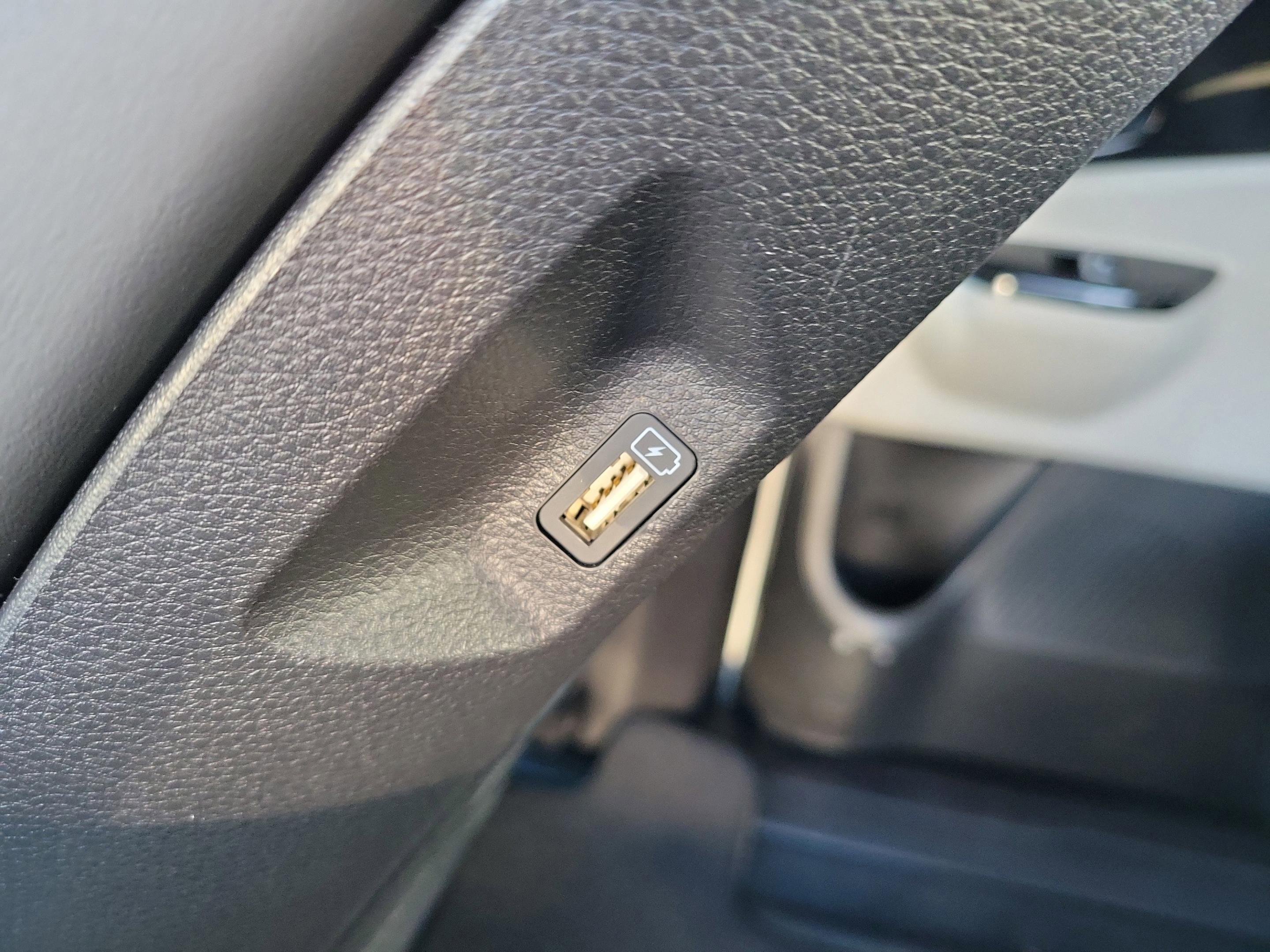 Used 2024 Kia Carnival EX image 22