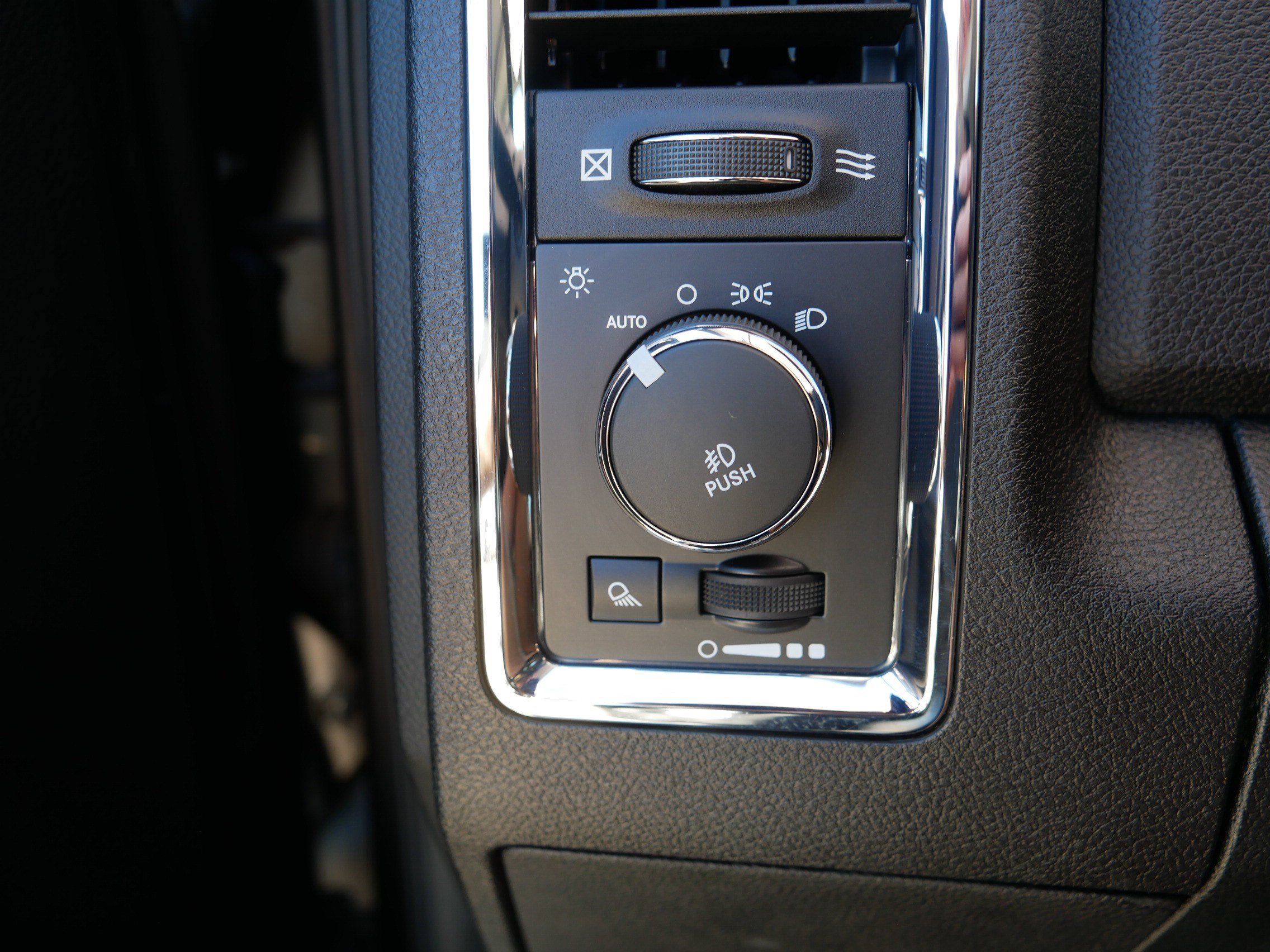 Used 2015 RAM 2500 Laramie AWD/4WD image 26