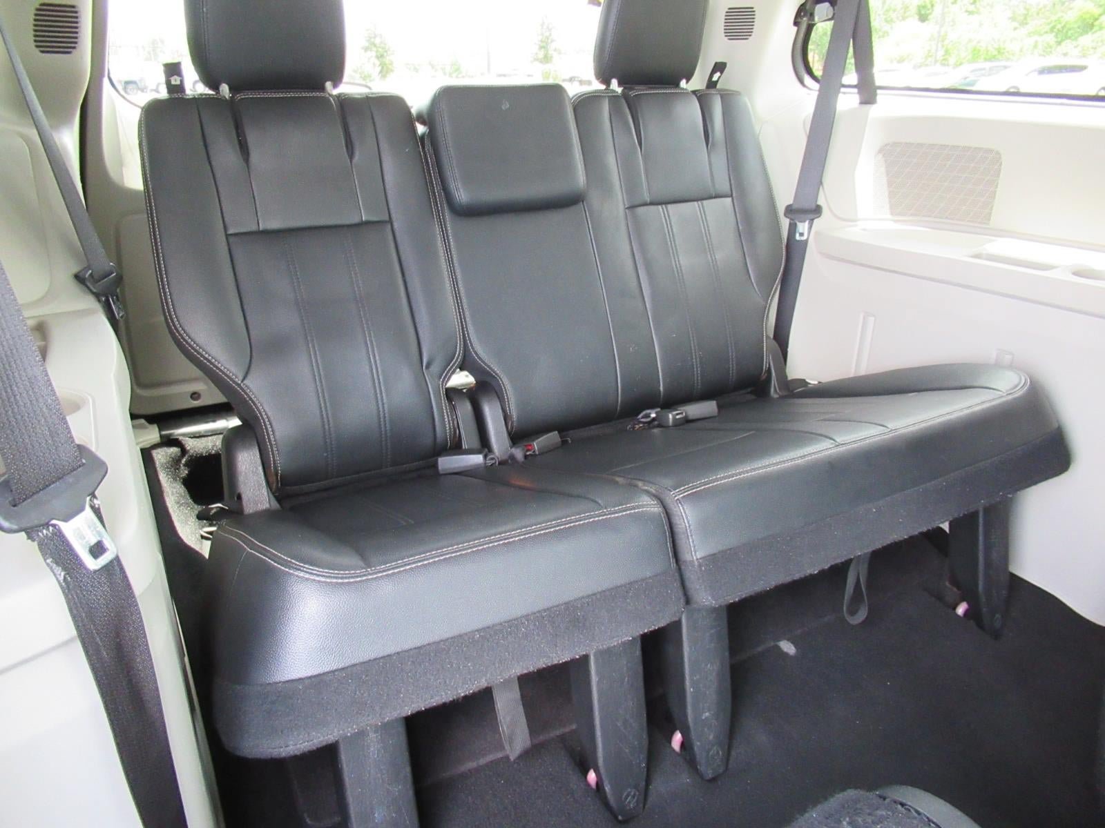 Used 2015 Chrysler Town & Country Touring FWD image 18