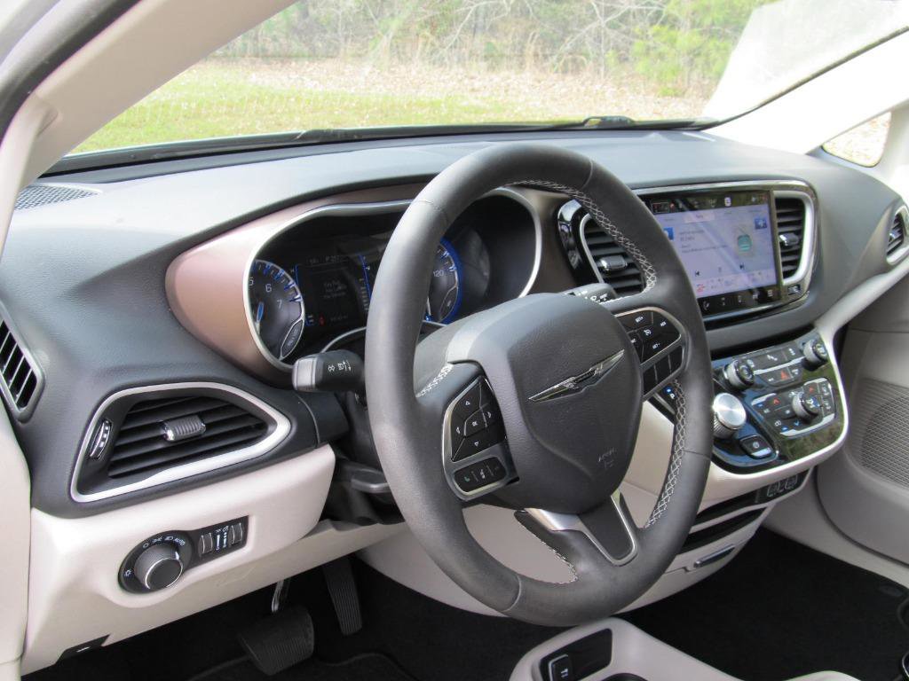 Used 2023 Chrysler Voyager LX image 17