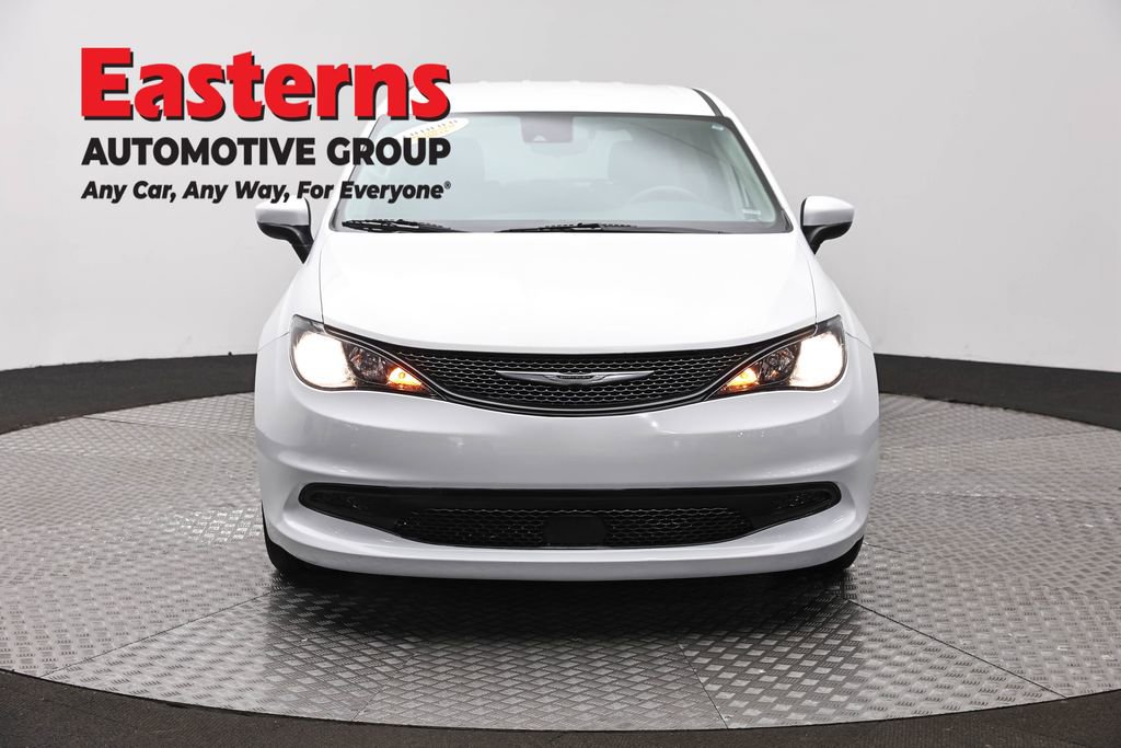 Used 2023 Chrysler Voyager LX FWD image 2