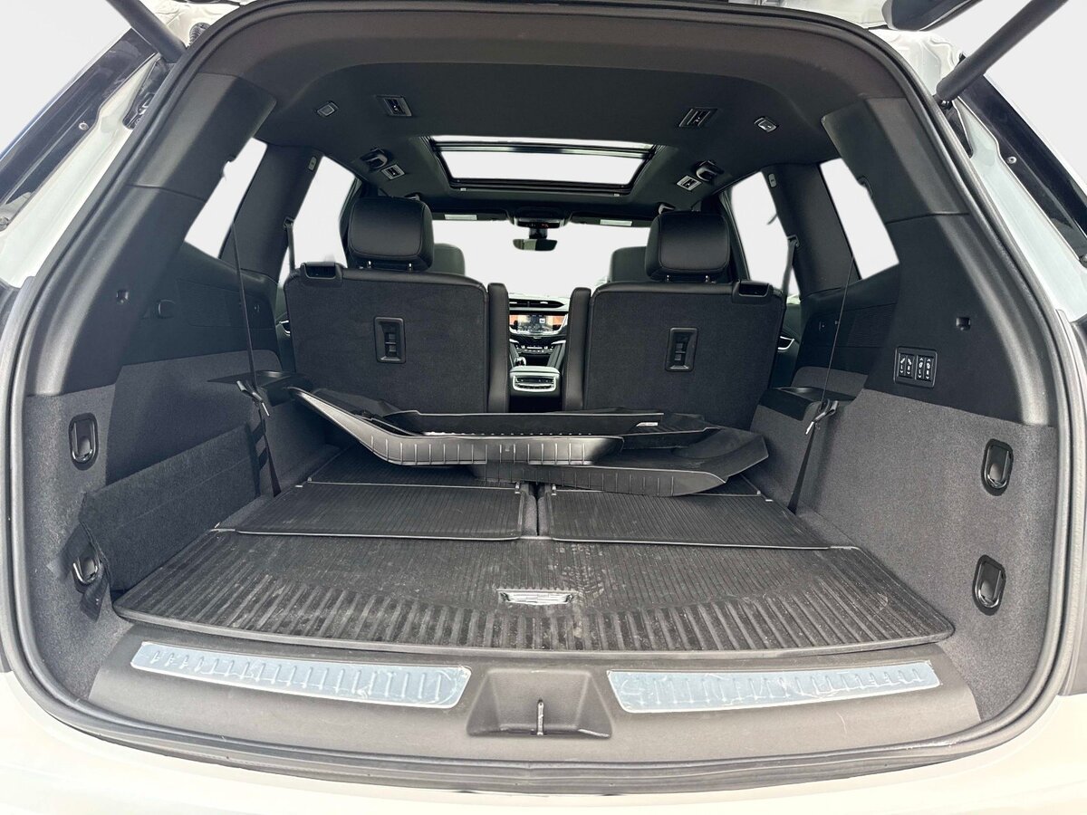 Used 2025 Cadillac XT6 Premium Luxury w/ Technology Package AWD/4WD image 9