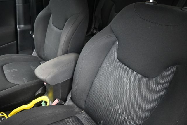 Used 2017 Jeep Renegade Latitude w/ Popular Equipment Group FWD image 18