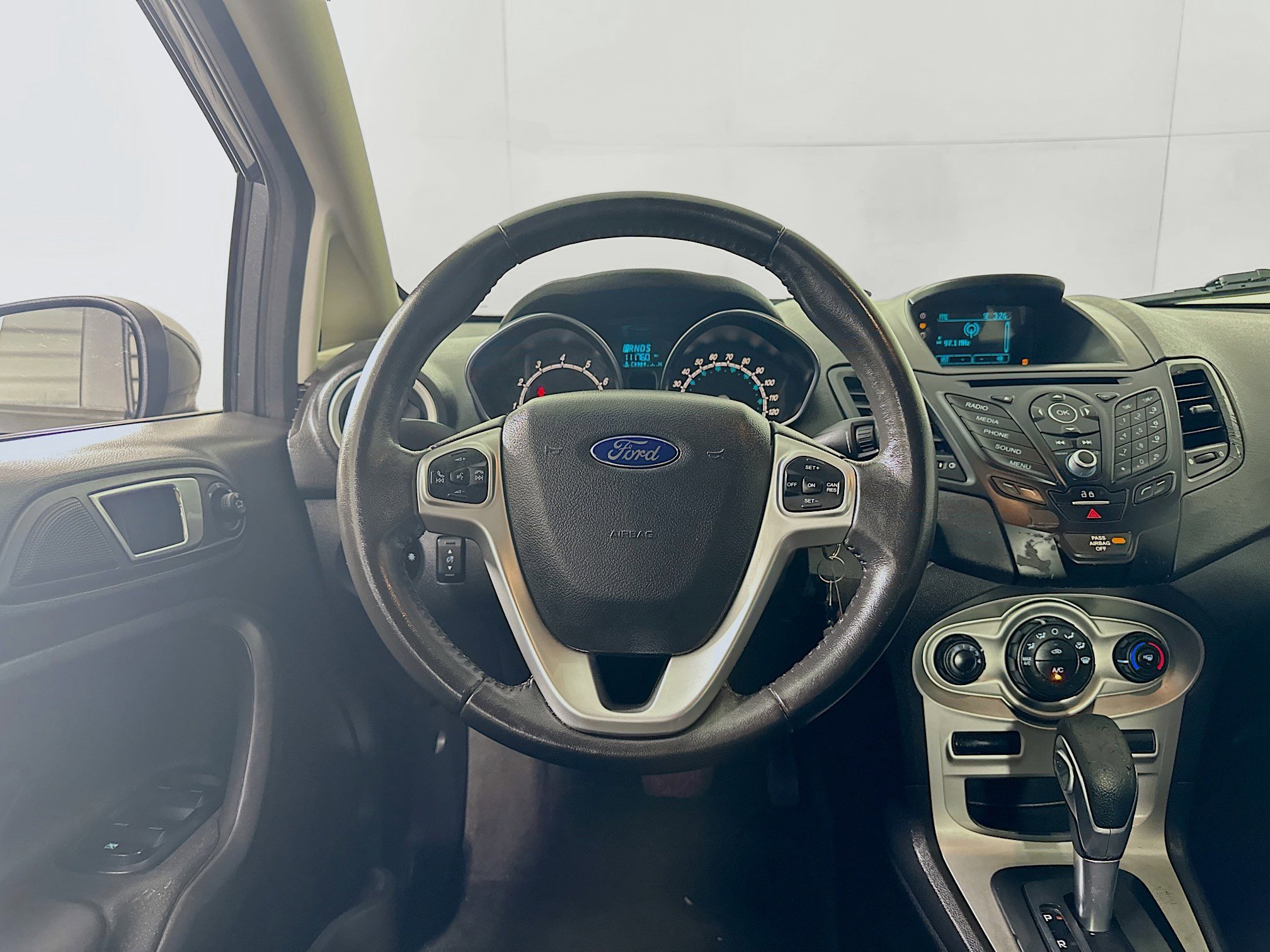 Used 2016 Ford Fiesta SE image 17