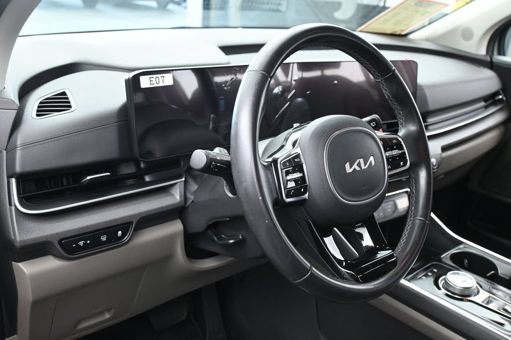 Used 2025 Kia Carnival EX FWD image 15