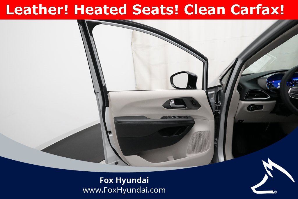 Used 2024 Chrysler Pacifica Touring-L image 28