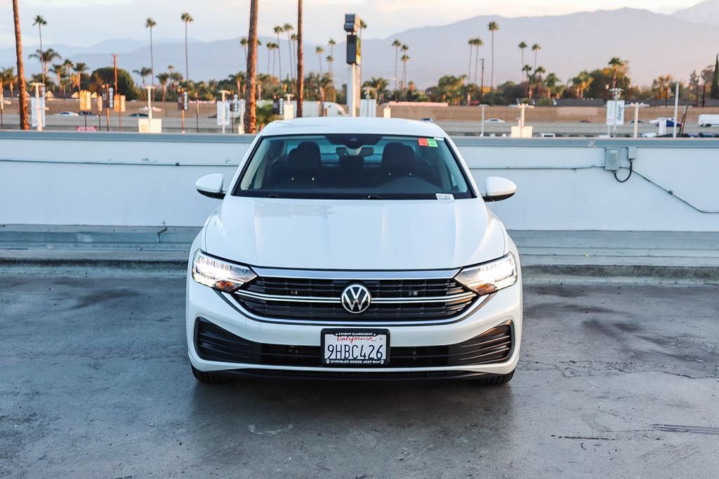 Used 2023 Volkswagen Jetta SE FWD image 3