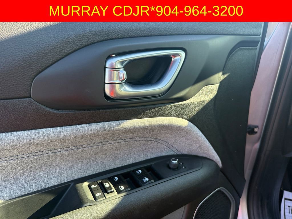 Used 2024 Jeep Compass Latitude image 19