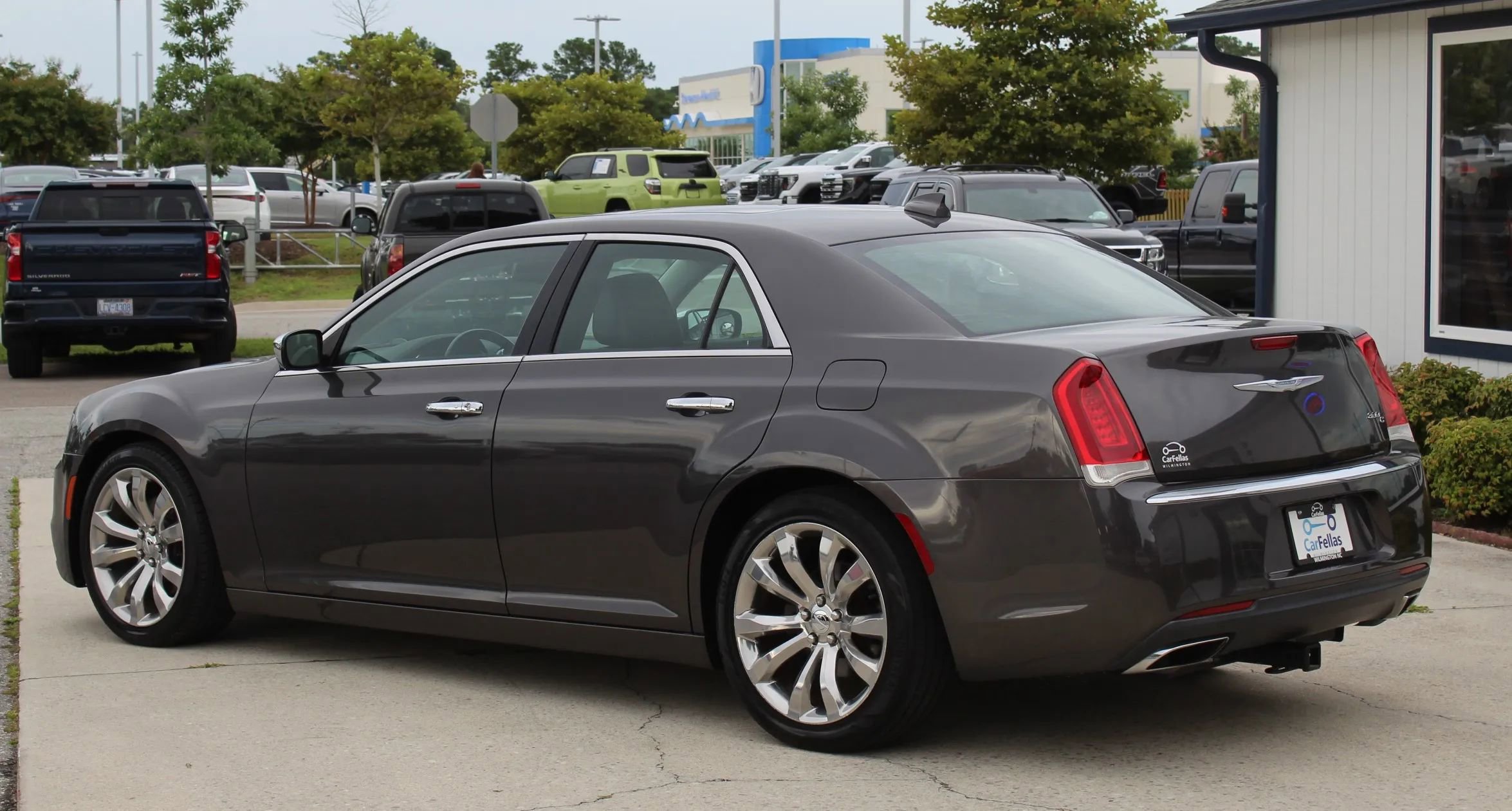 Used 2017 Chrysler 300 C image 3