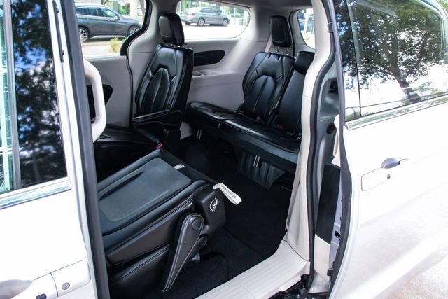 Used 2023 Chrysler Pacifica Touring-L image 40