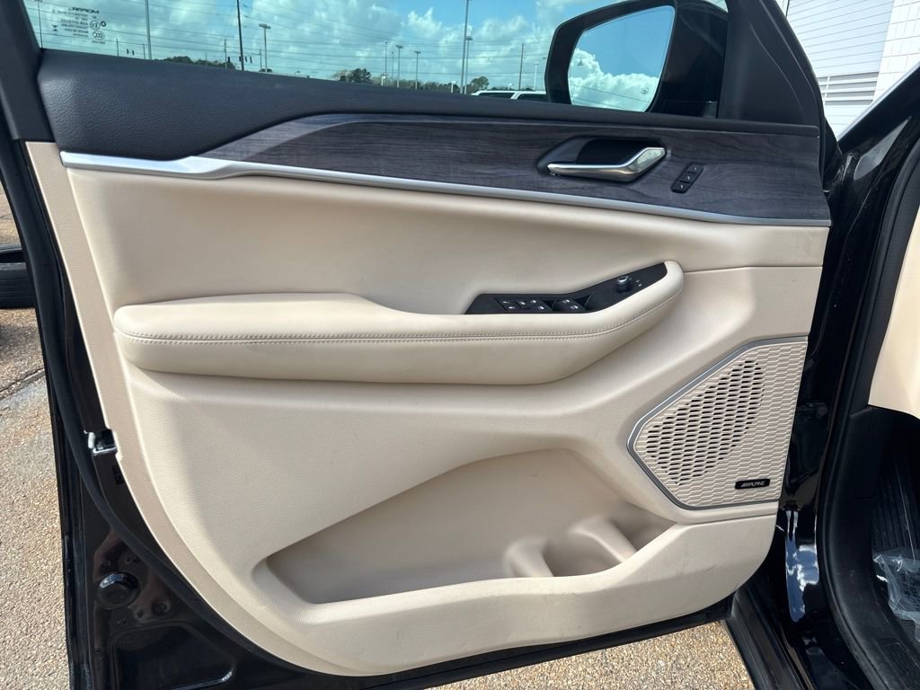 Used 2024 Jeep Grand Cherokee Limited w/ Luxury Tech Group II image 3