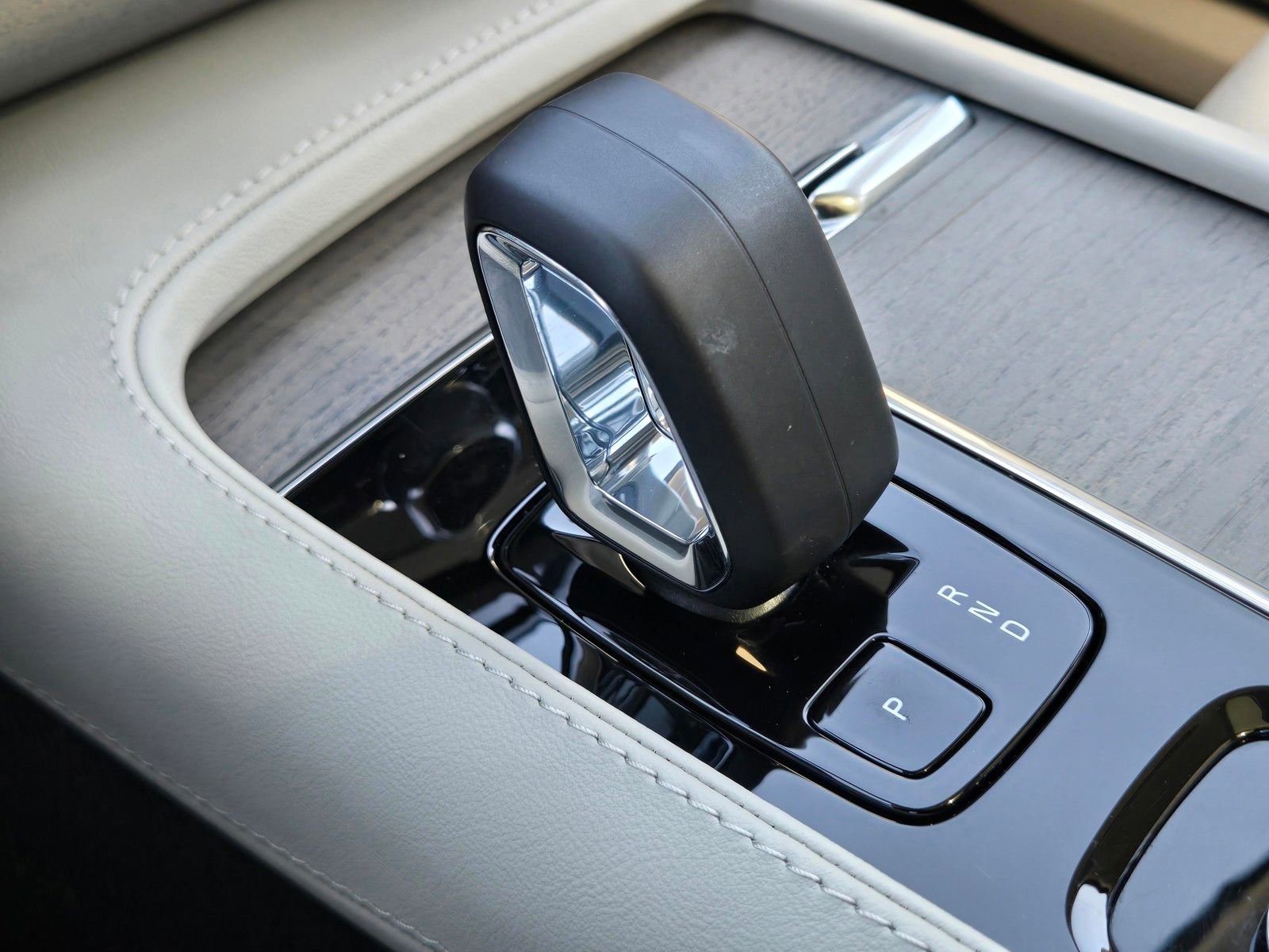 Certified 2025 Volvo XC90 T8 Plus w/ Protection Package Premier AWD/4WD image 17