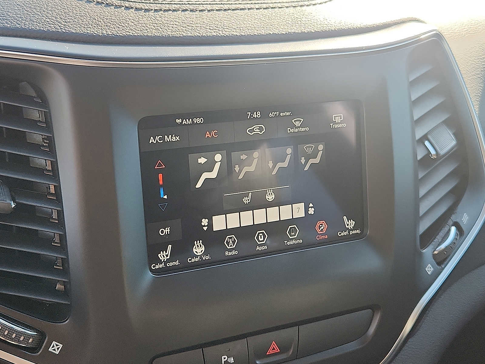 Used 2019 Jeep Cherokee Latitude Plus w/ Cold Weather Group AWD/4WD image 16