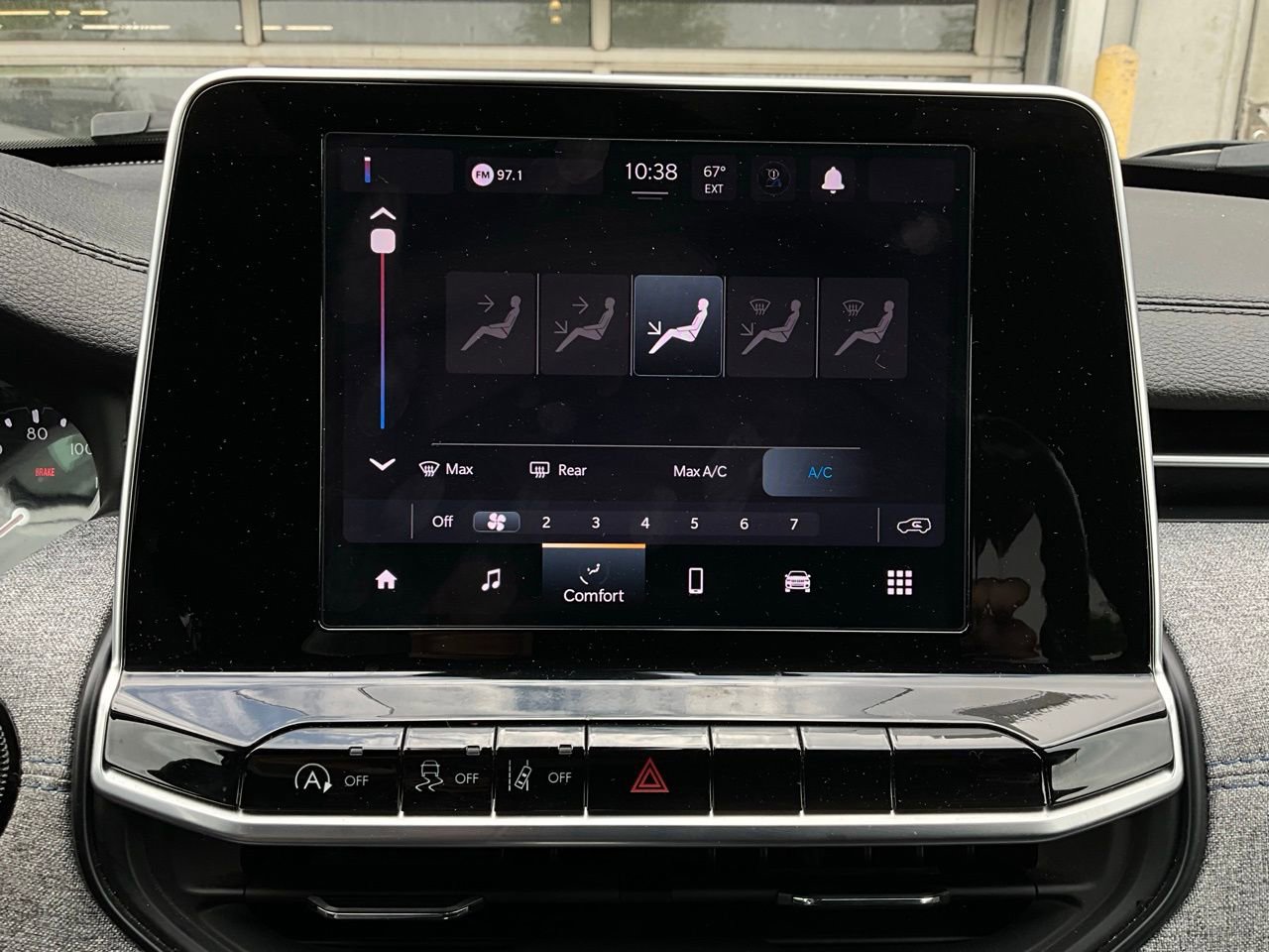 Used 2025 Jeep Compass Latitude image 30