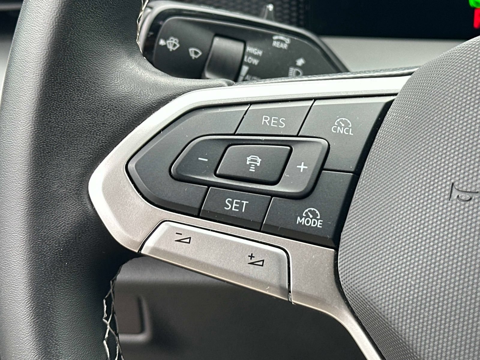 Certified 2025 Volkswagen Tiguan SE FWD image 23