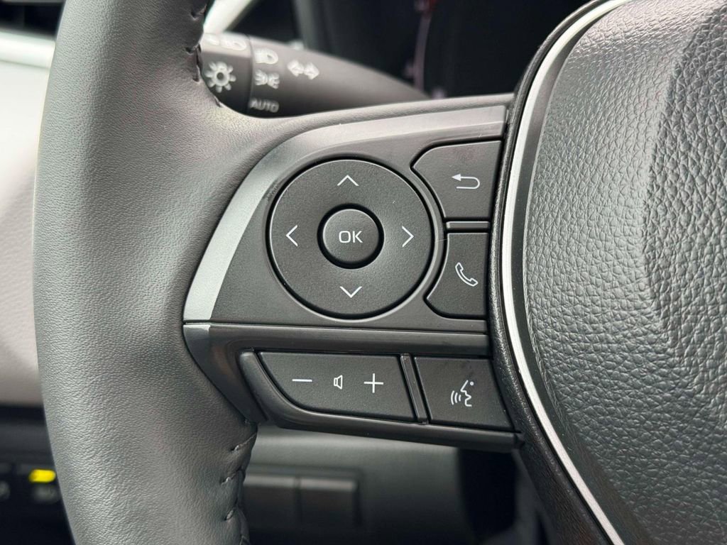 Used 2025 Toyota Corolla SE w/ SE Premium Package image 22