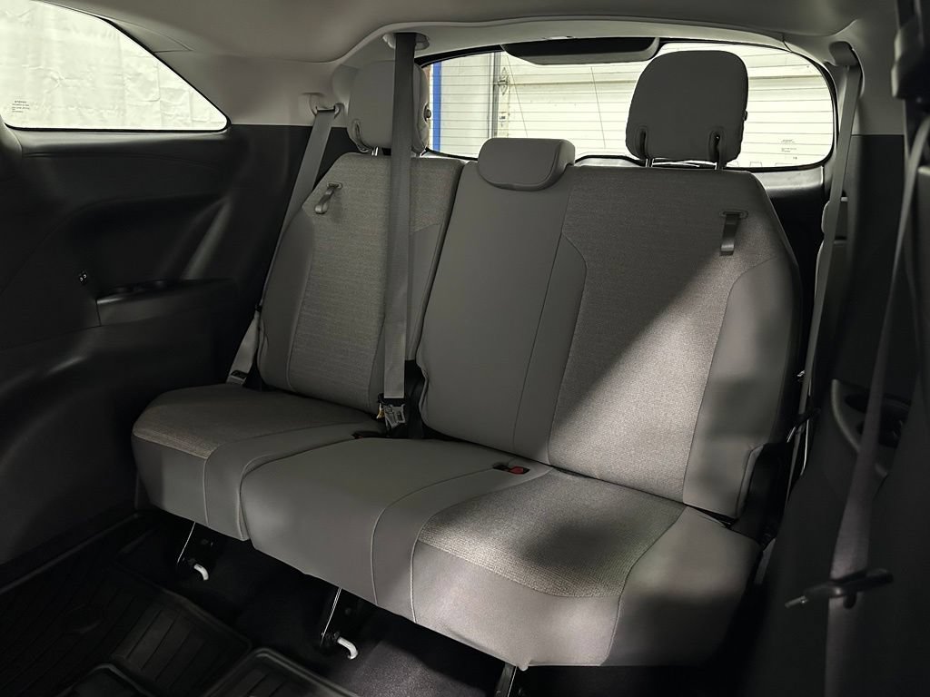 Used 2025 Toyota Sienna LE FWD image 47