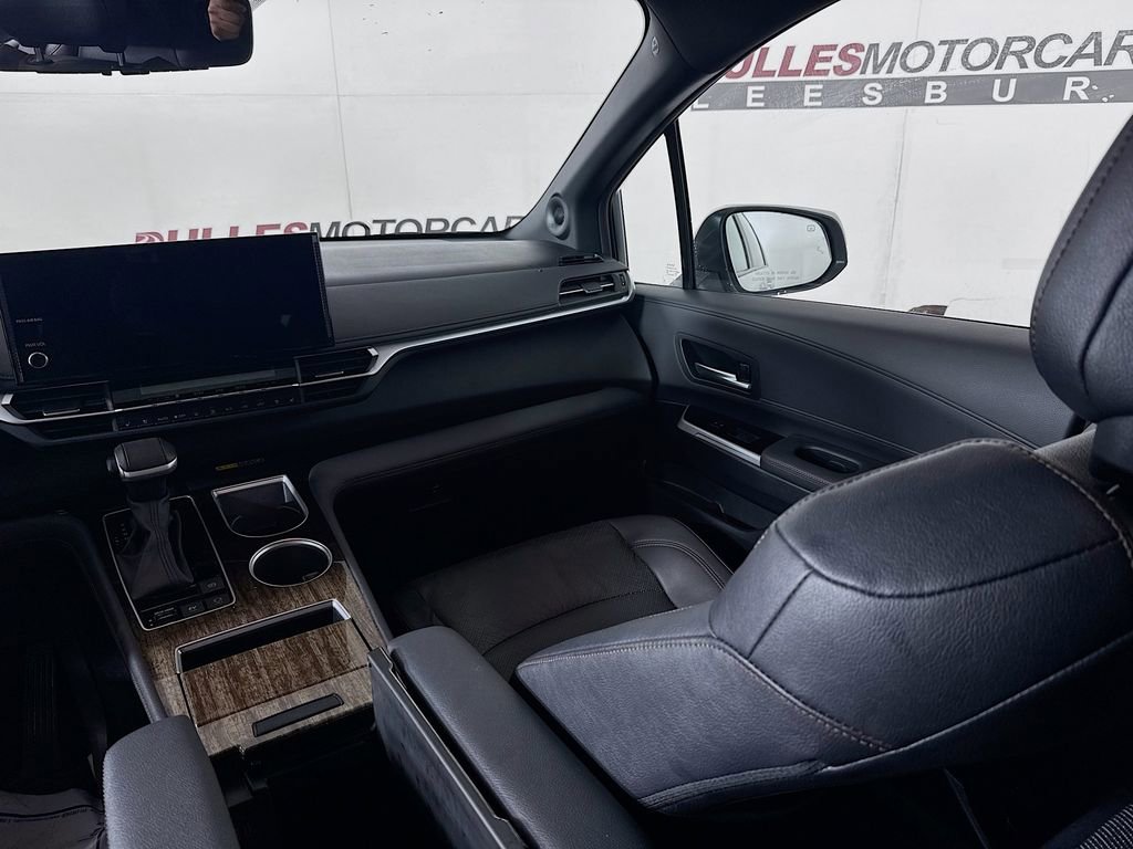Used 2025 Toyota Sienna Platinum image 22