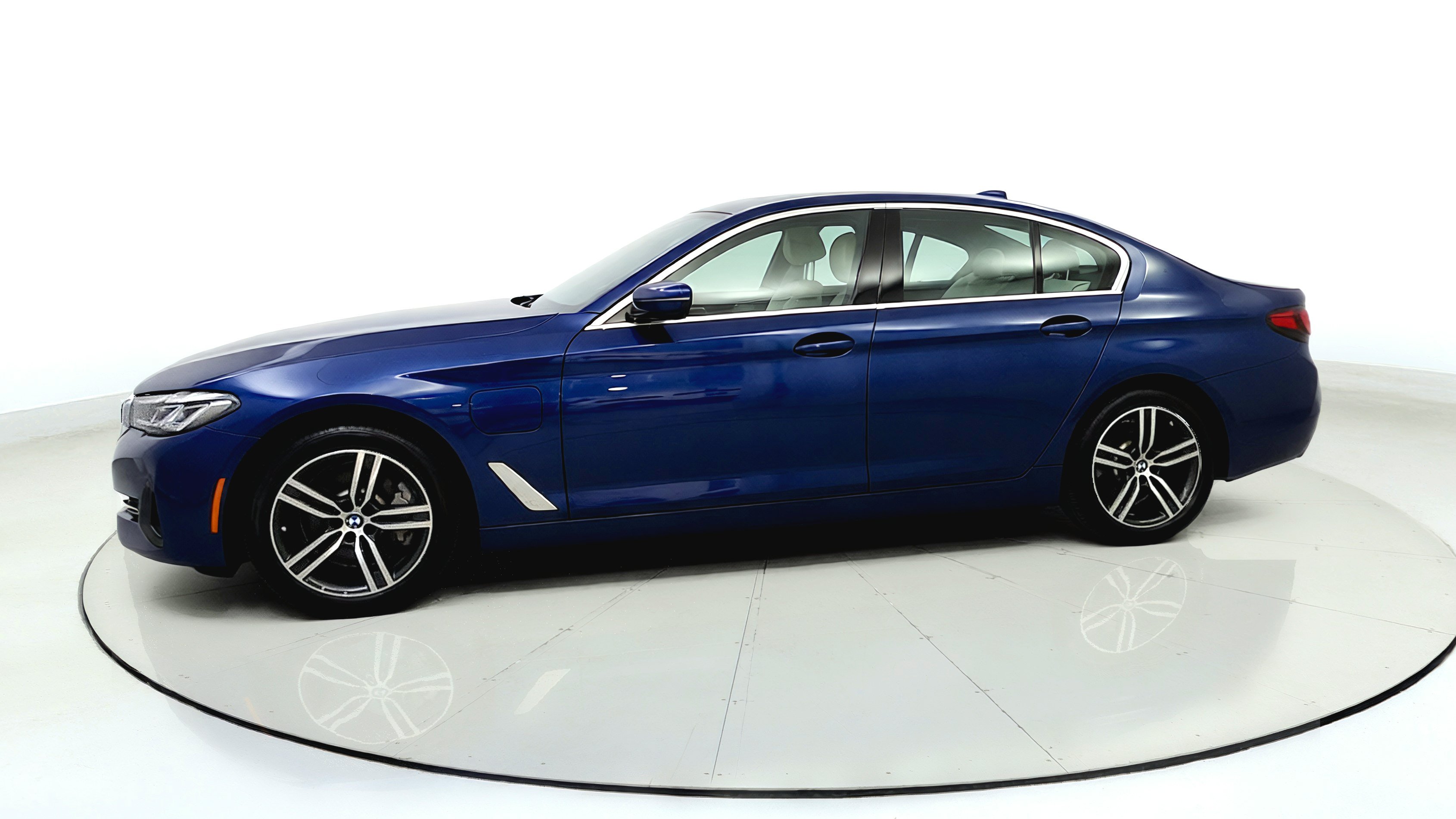 Used 2021 BMW 530e xDrive w/ Premium Package AWD/4WD image 6