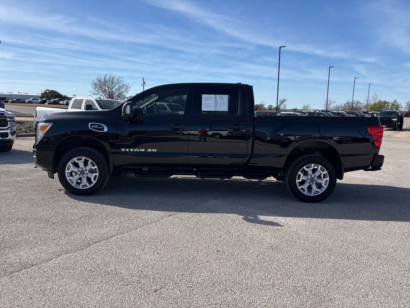 Used 2023 Nissan Titan SV w/ SV Convenience Package image 2