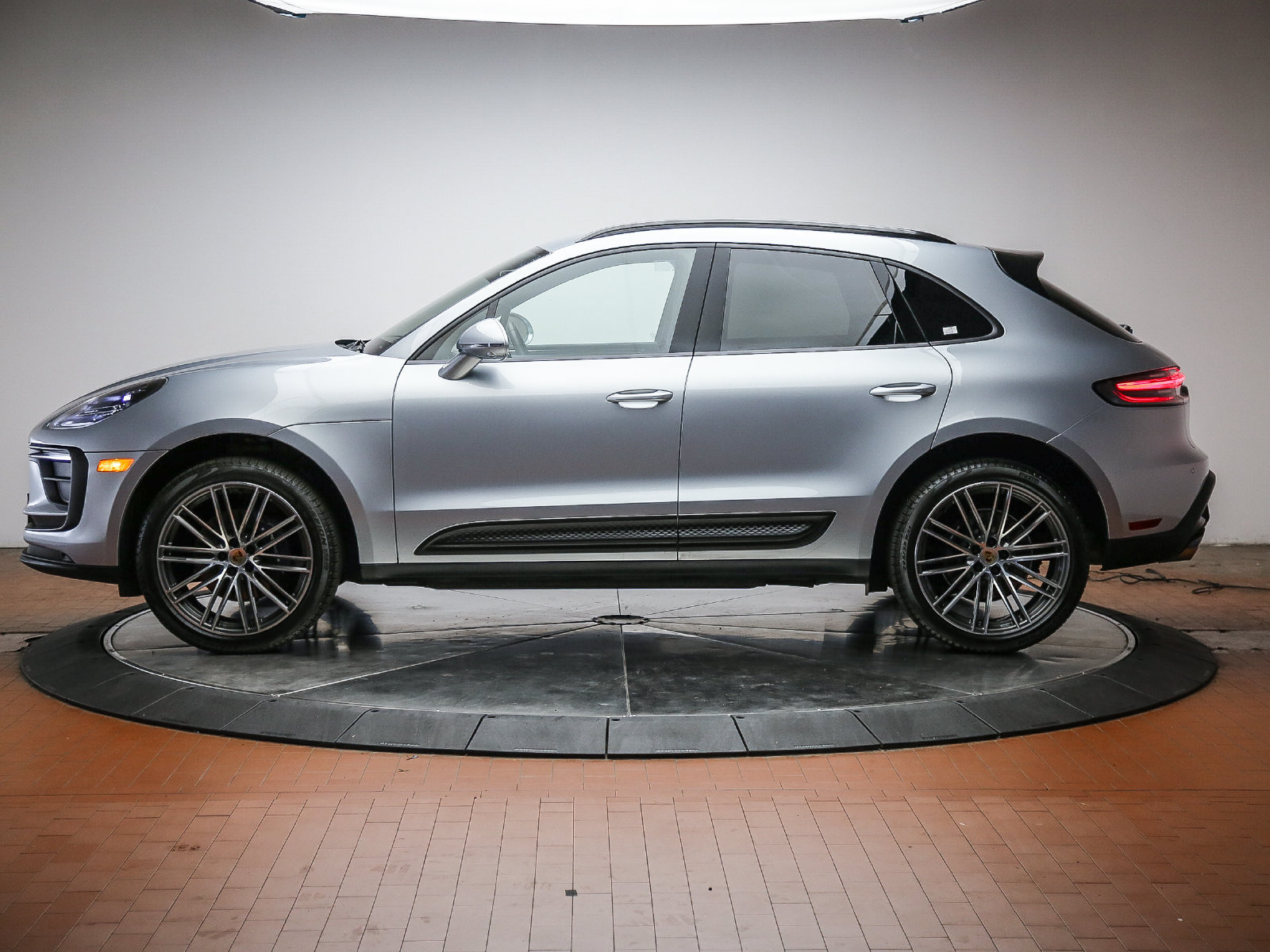 Certified 2026 Porsche Macan AWD/4WD image 2