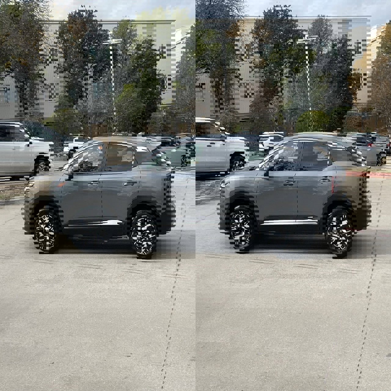 Used 2025 Nissan Kicks SV image 3