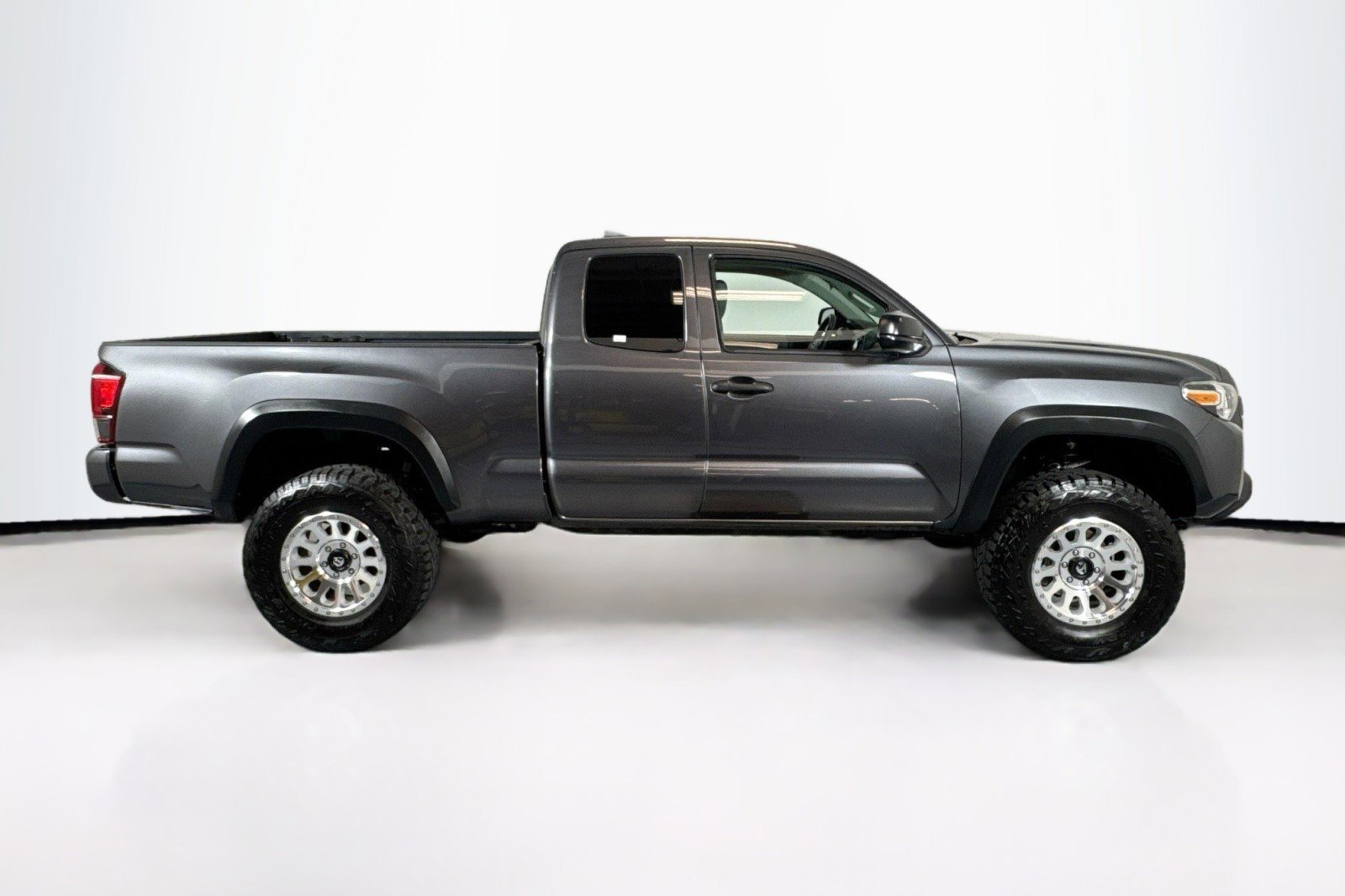 Used 2019 Toyota Tacoma SR w/ SX Package RWD image 4