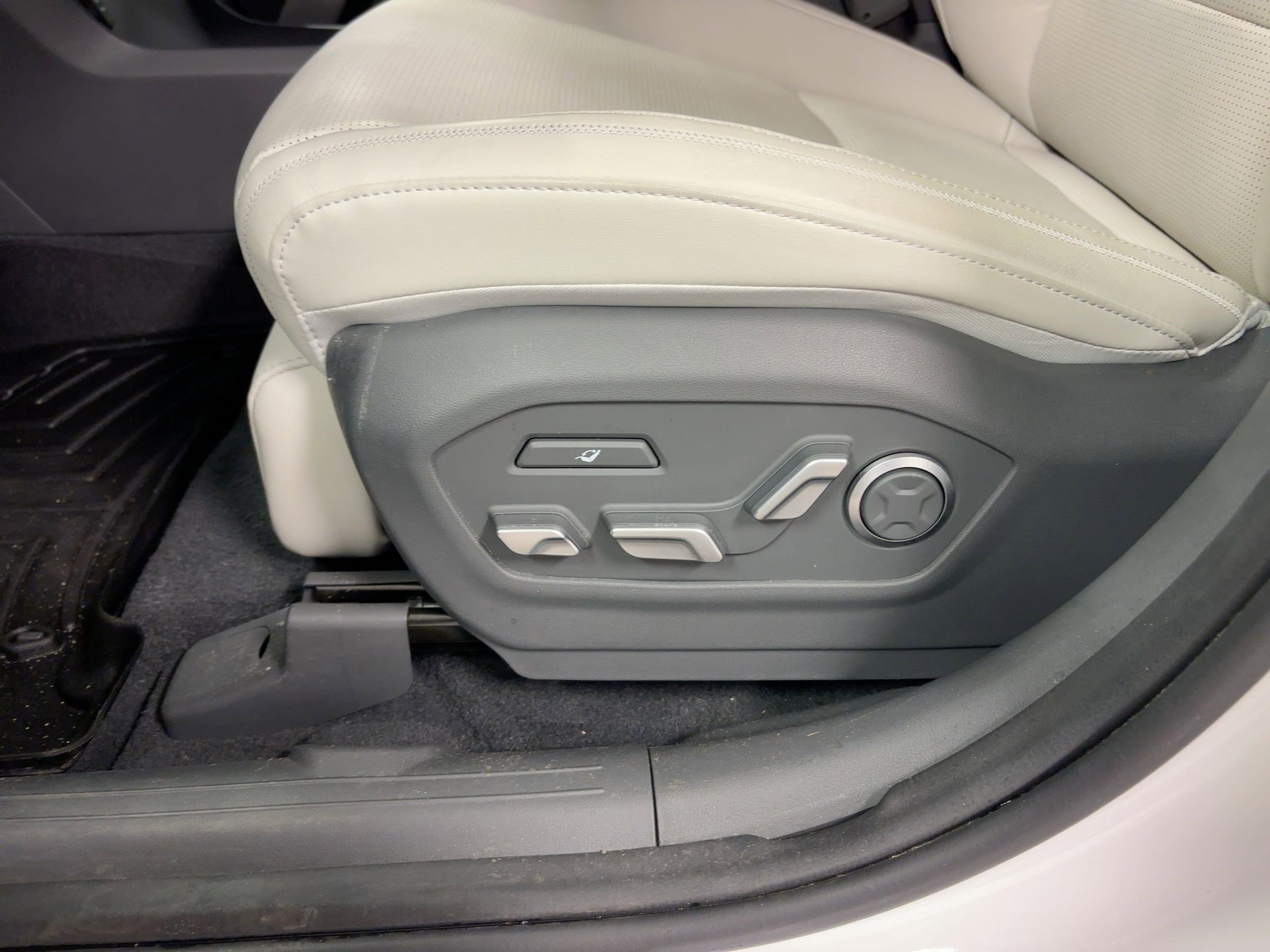 Used 2024 Hyundai Santa Fe Calligraphy image 13