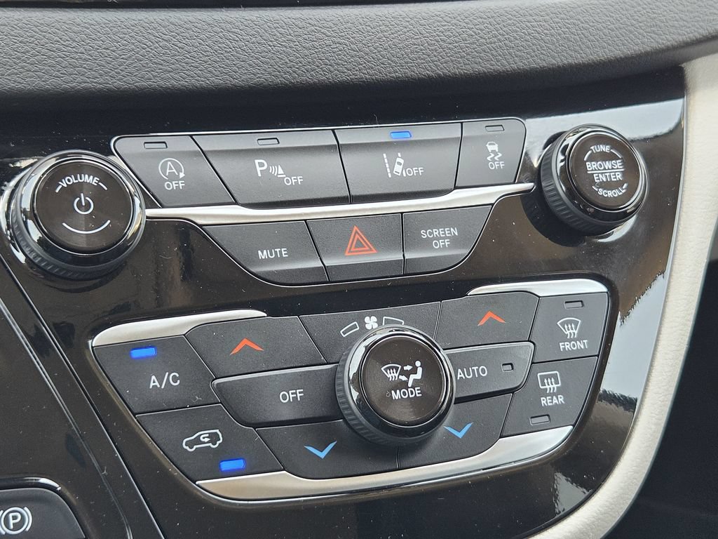 Used 2024 Chrysler Pacifica Touring-L FWD image 19