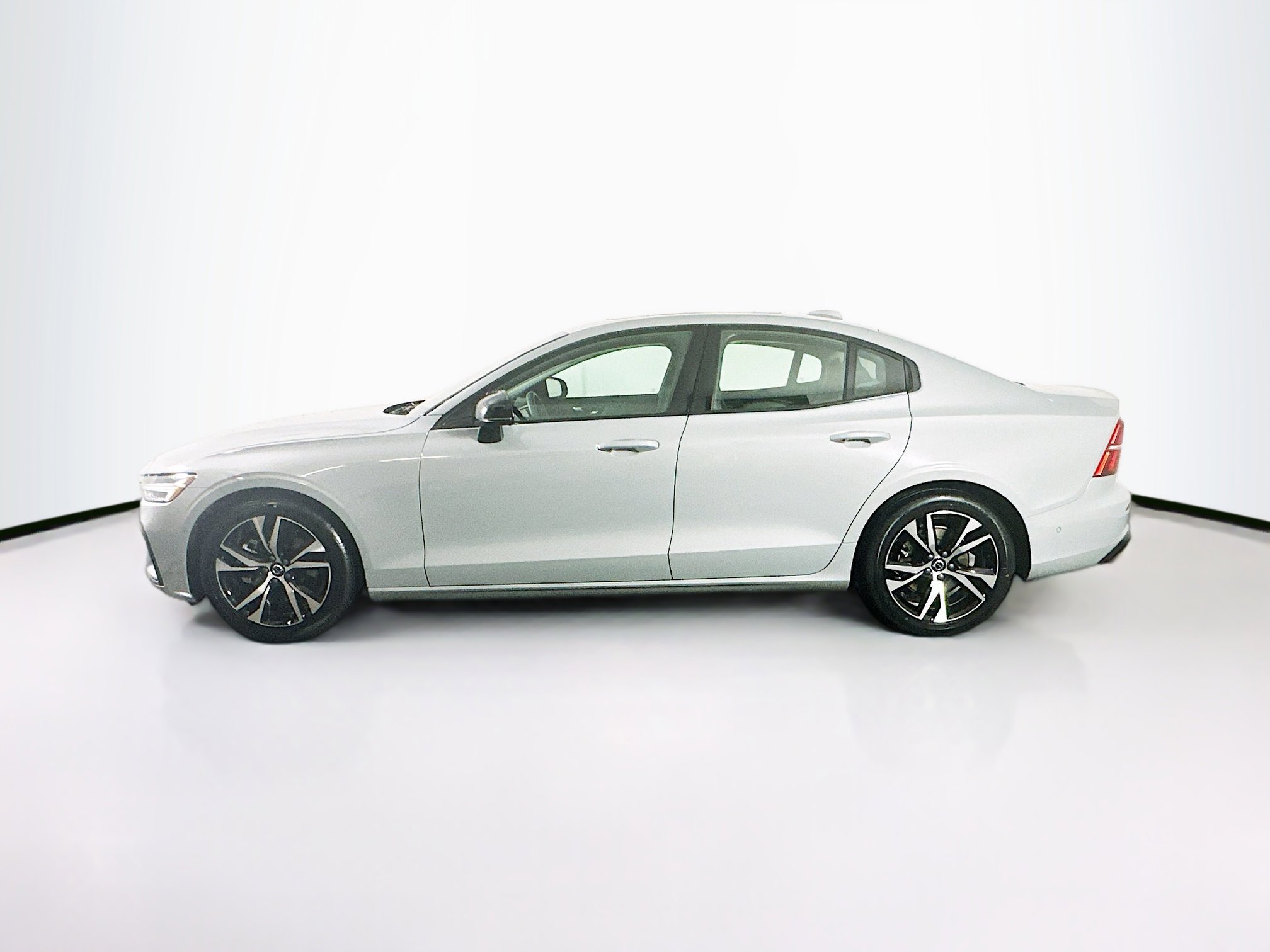 Used 2025 Volvo S60 B5 Plus image 4