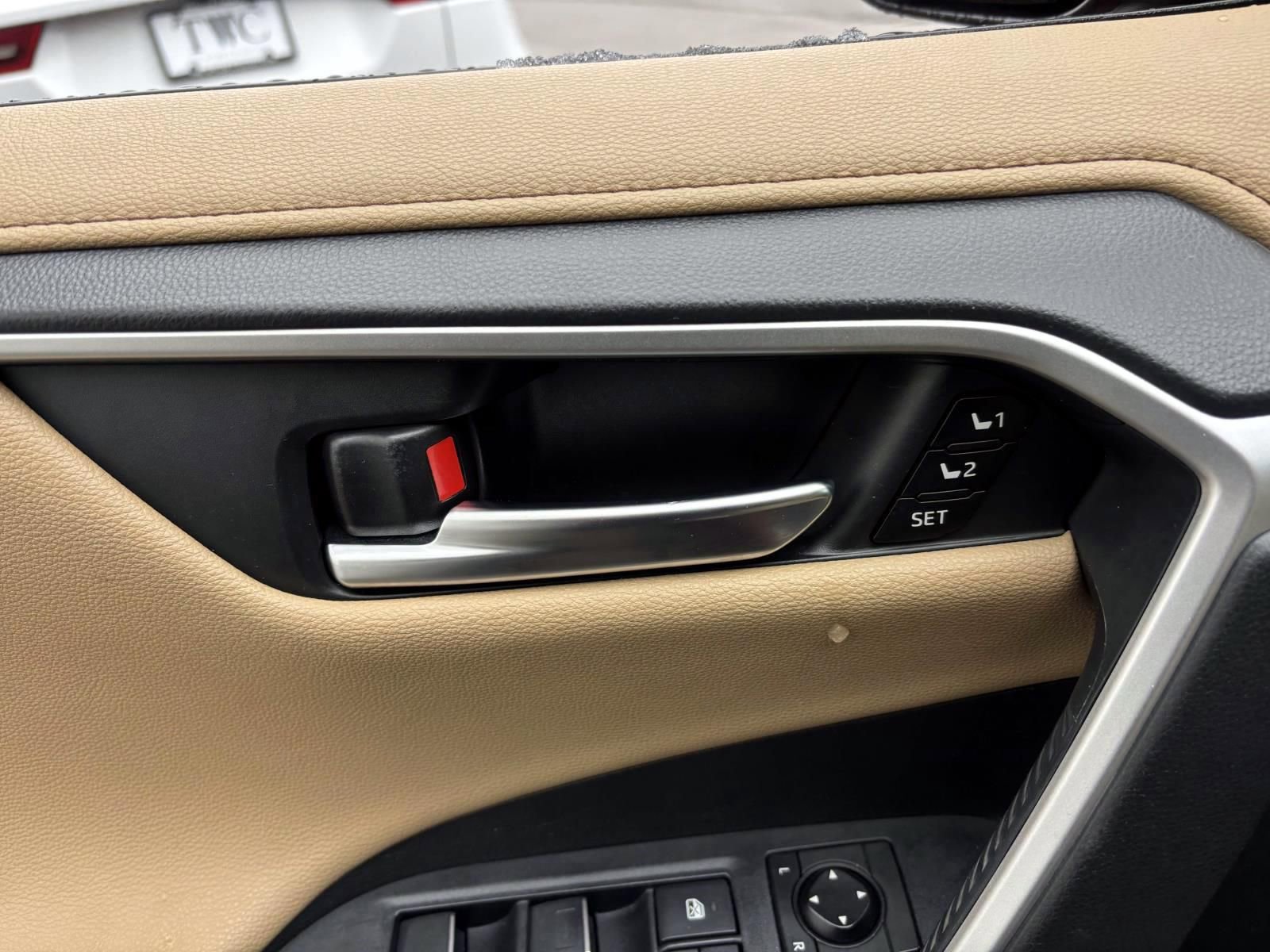 Used 2019 Toyota RAV4 Limited w/ Advanced Technology Package image 12