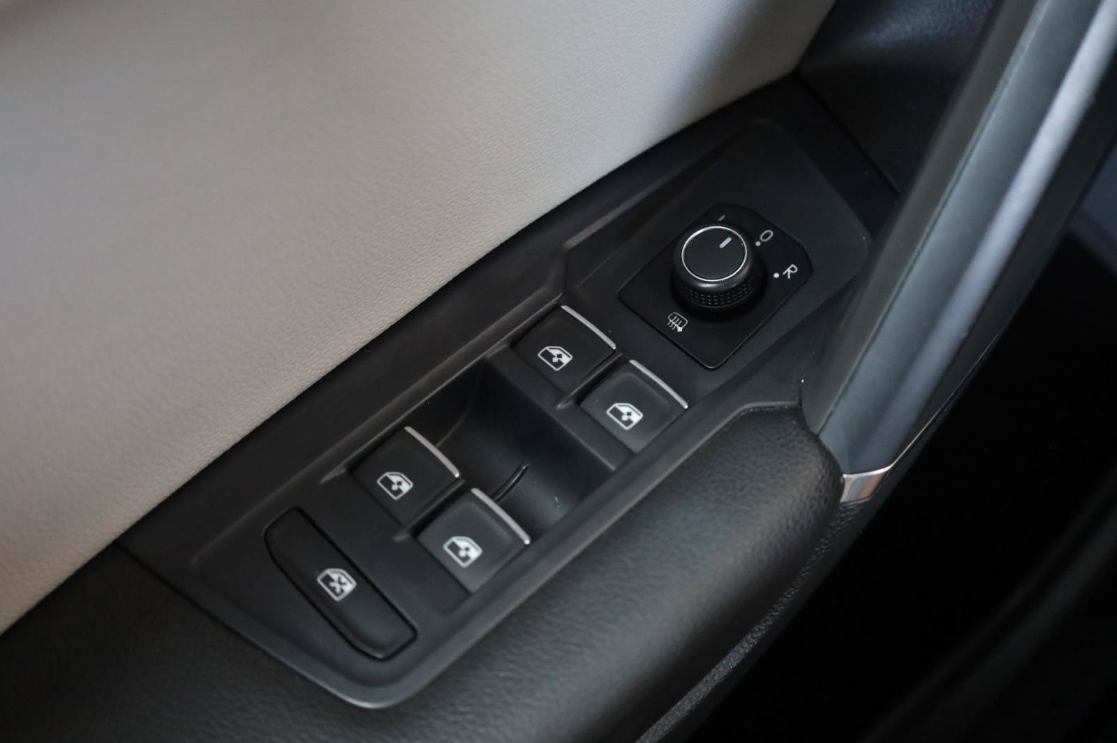 Used 2018 Volkswagen Tiguan SEL AWD/4WD image 37