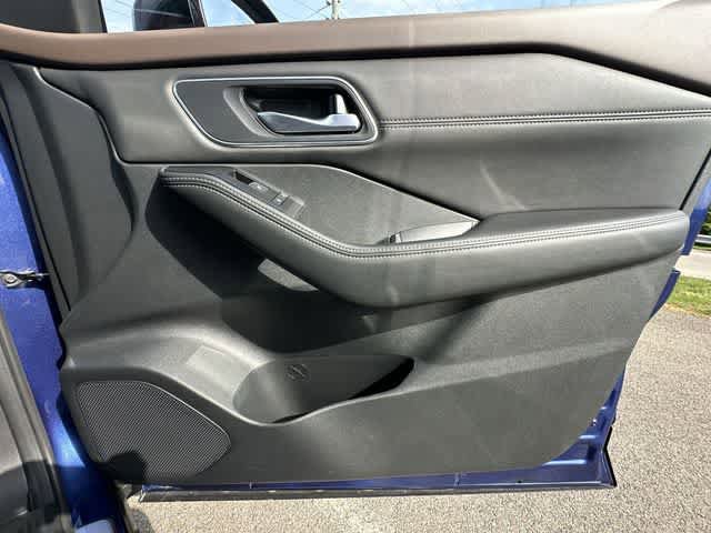 Used 2023 Nissan Rogue Platinum AWD/4WD image 23