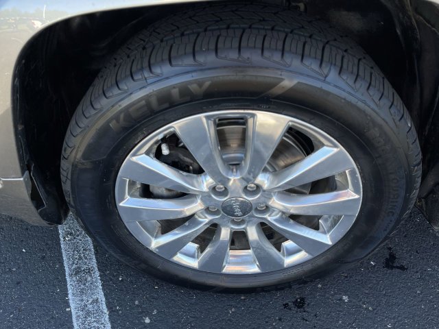 Used 2017 Jeep Cherokee Overland w/ Technology Group FWD image 32