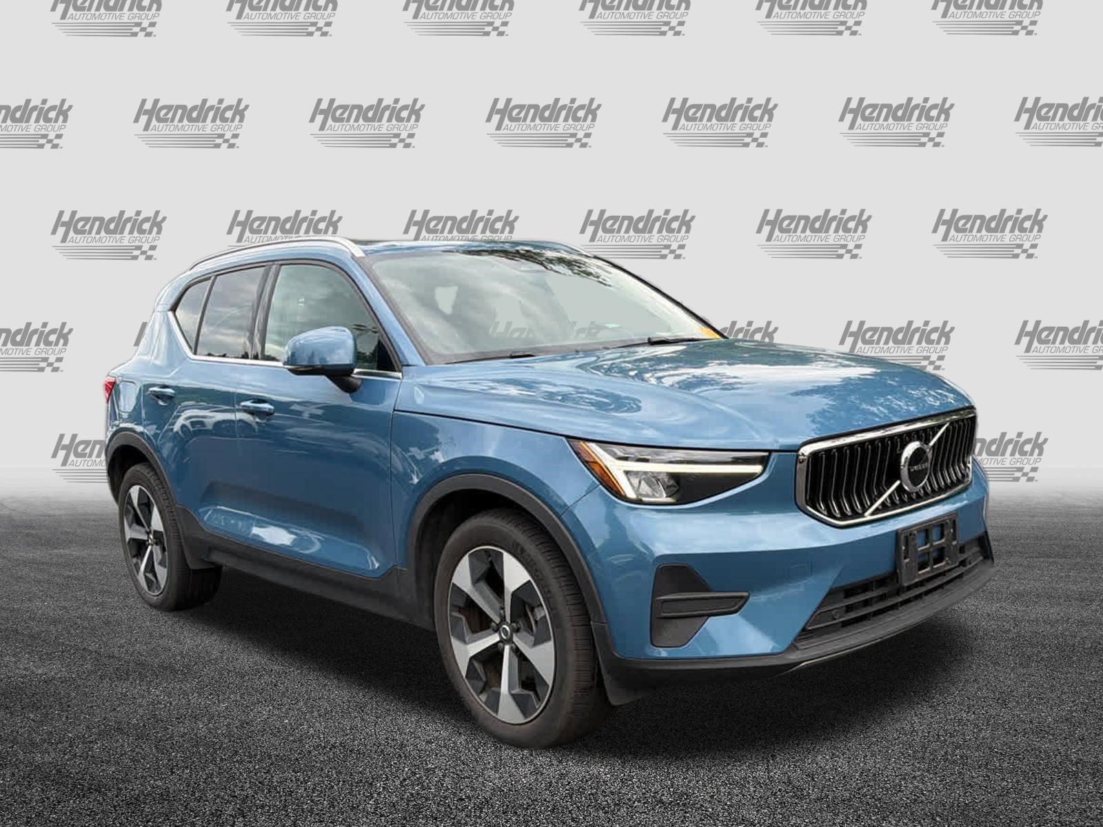 Certified 2025 Volvo XC40 B5 Core AWD/4WD image 2