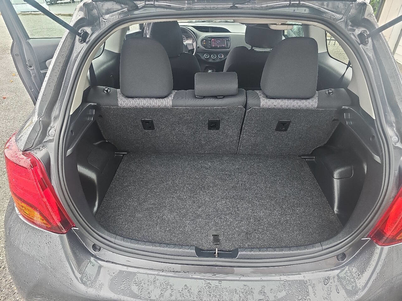 Used 2015 Toyota Yaris L image 5
