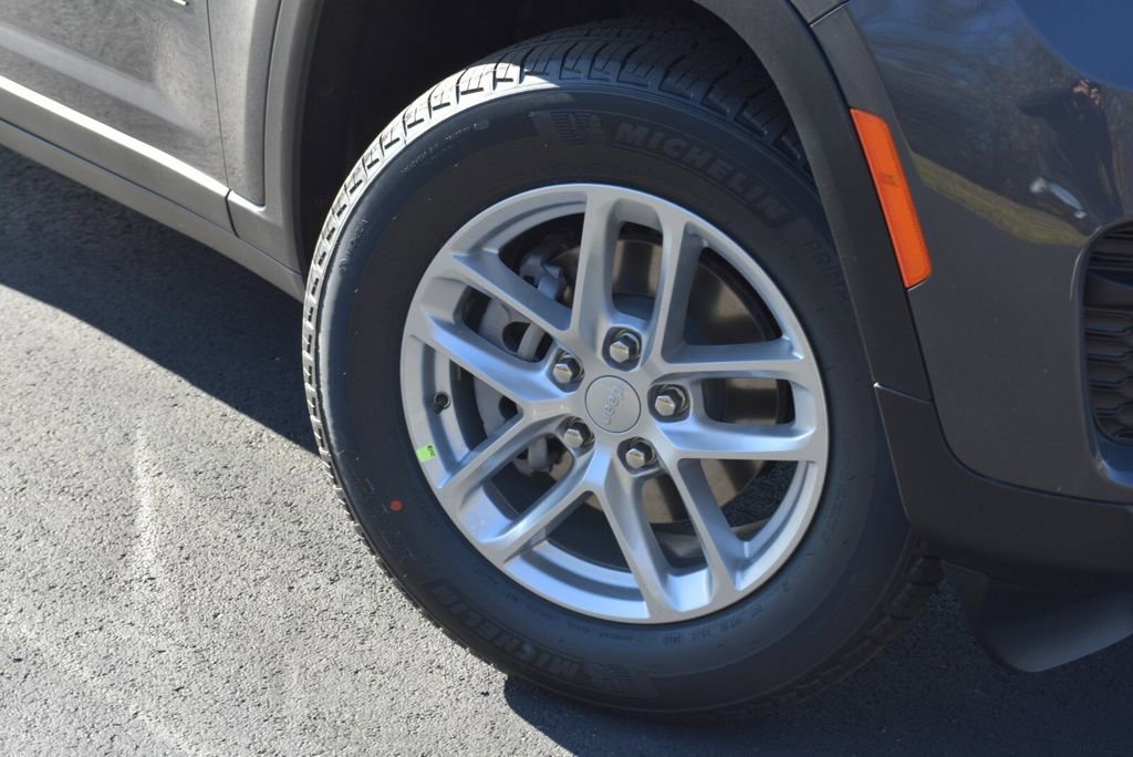 New 2025 Jeep Grand Cherokee Laredo X w/ Luxury Tech Group I image 3