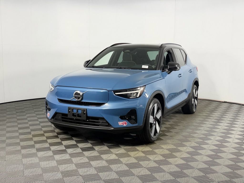 Used 2023 Volvo XC40 Recharge Plus image 3