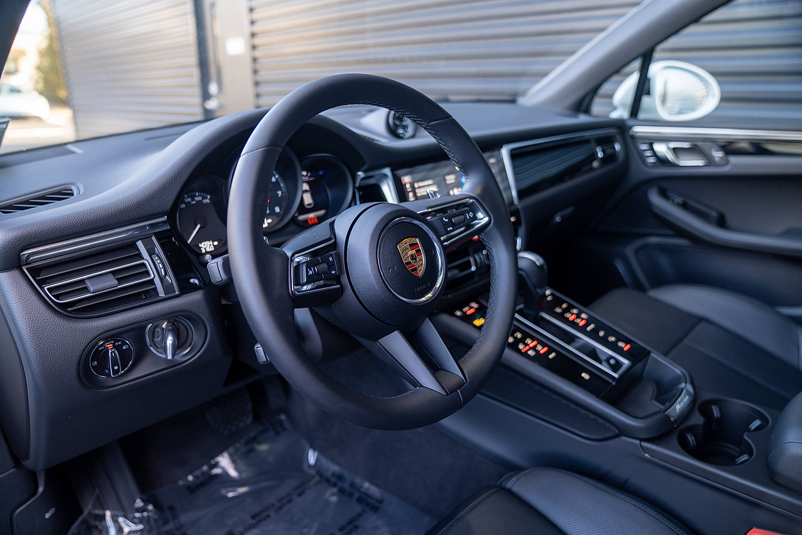 Certified 2025 Porsche Macan Turbo AWD/4WD image 4